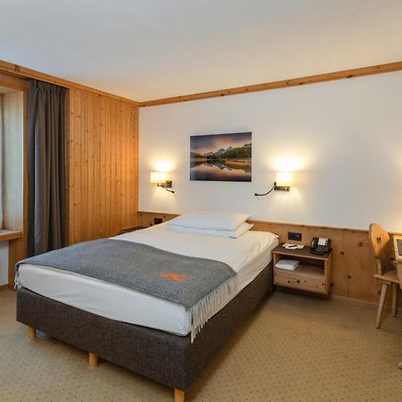 Edelweiss Swiss Quality Hotel Силс Мария Стая снимка