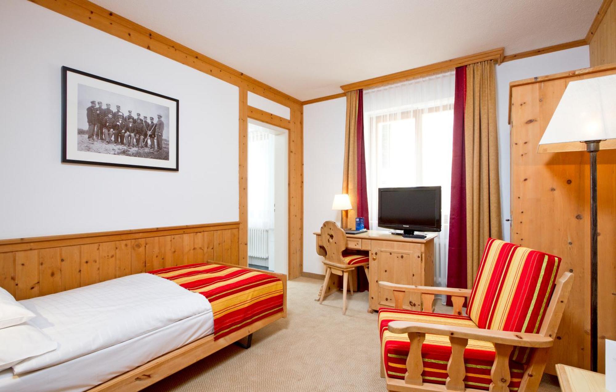 Edelweiss Swiss Quality Hotel Силс Мария Стая снимка