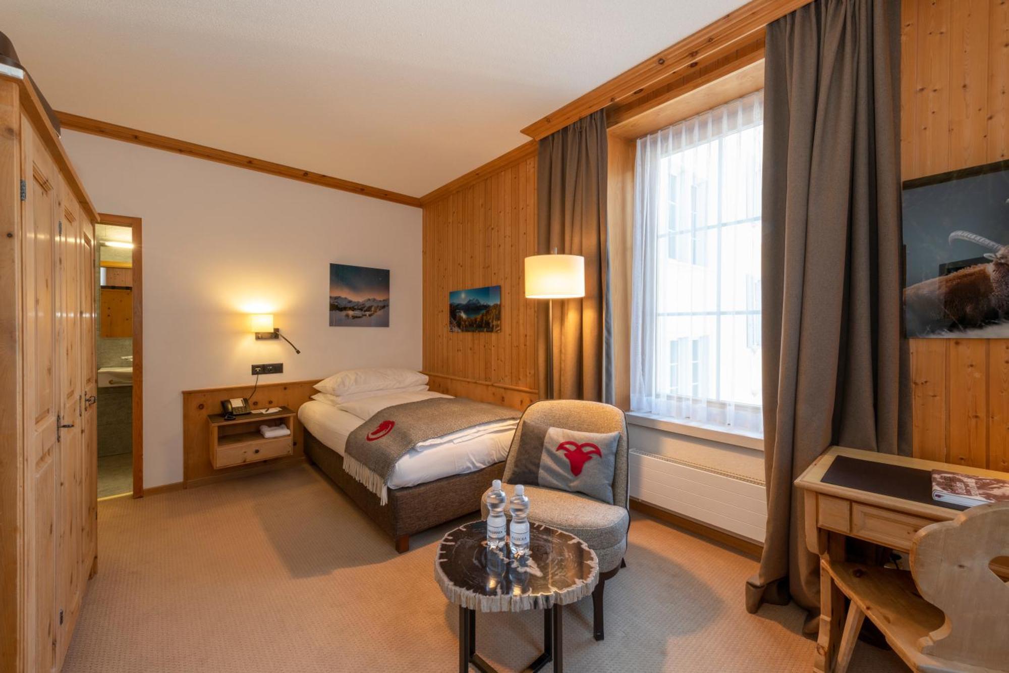 Edelweiss Swiss Quality Hotel Силс Мария Стая снимка