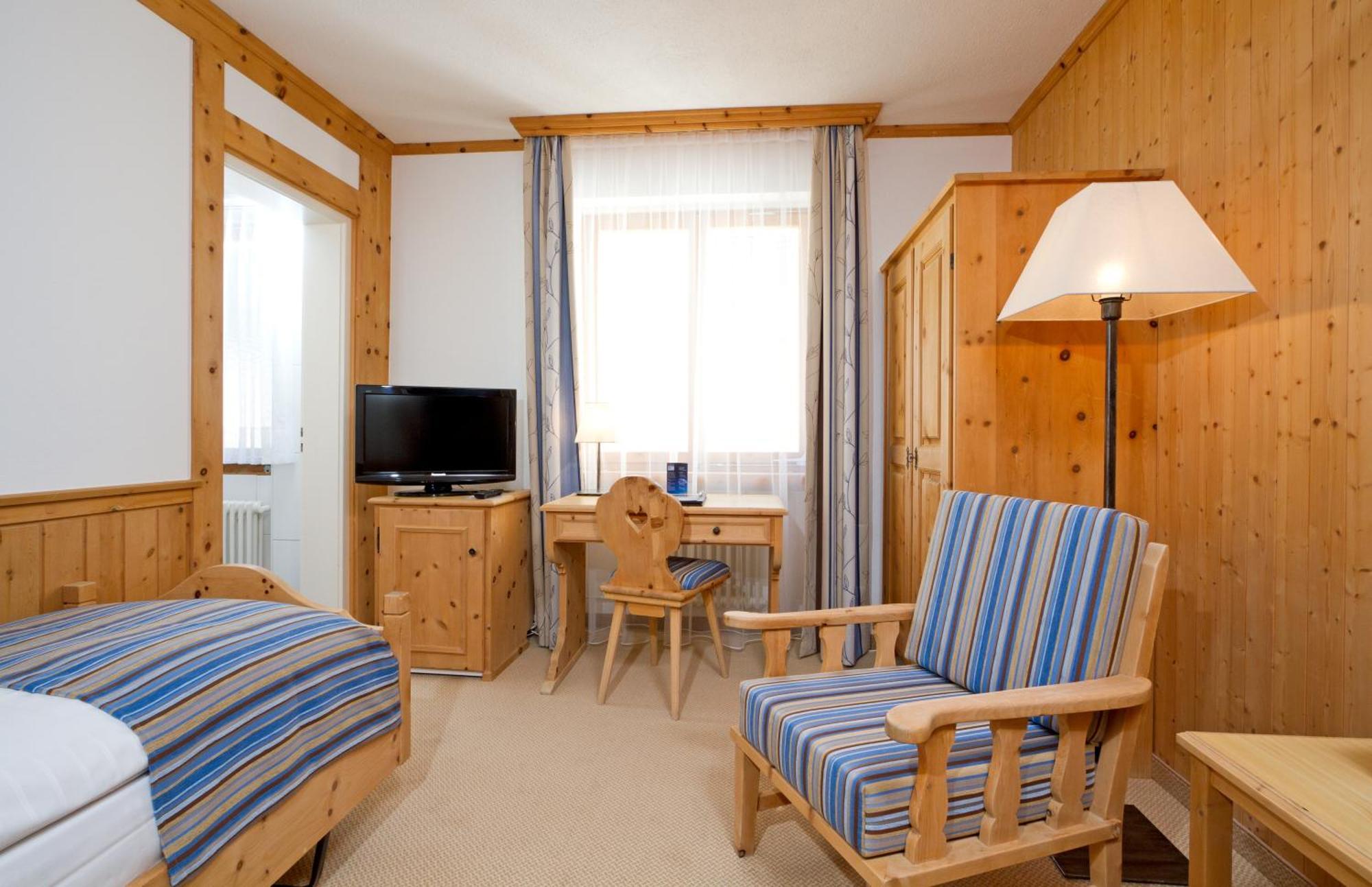 Edelweiss Swiss Quality Hotel Силс Мария Стая снимка