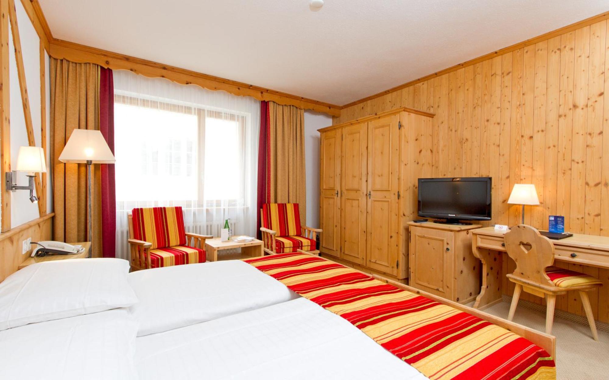 Edelweiss Swiss Quality Hotel Силс Мария Стая снимка
