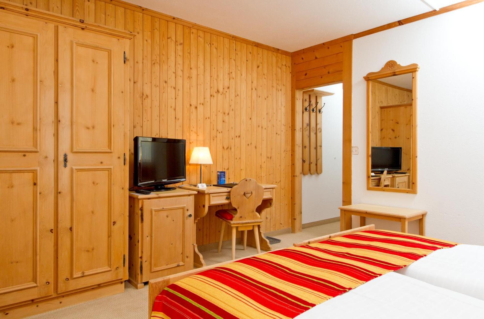 Edelweiss Swiss Quality Hotel Силс Мария Стая снимка